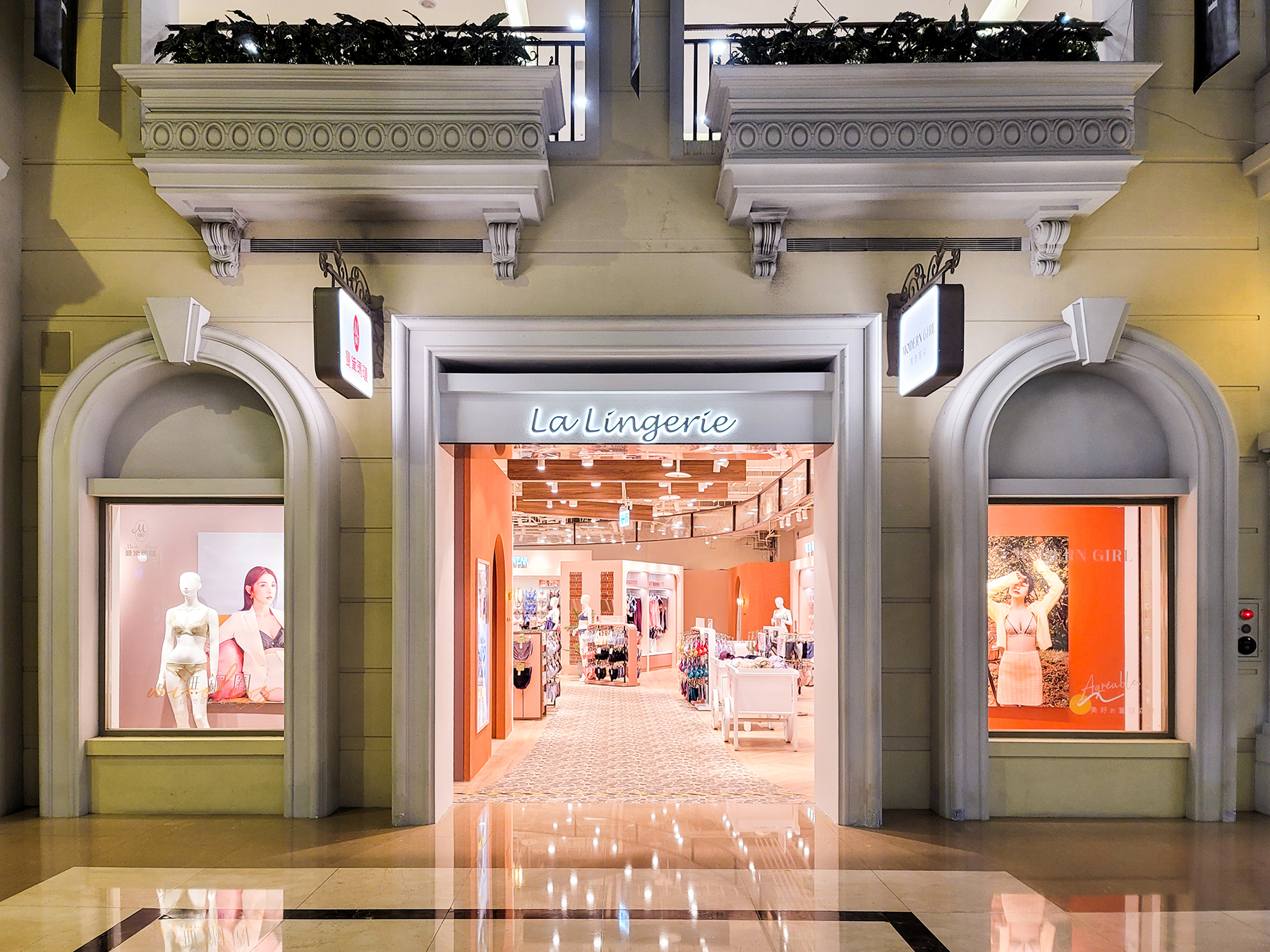 入口櫥窗 內睡衣大店La Lingerie 裝修案 義大世界購物廣場
